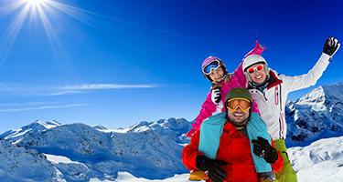 משפחה בחופשת סקי בקלאב מד